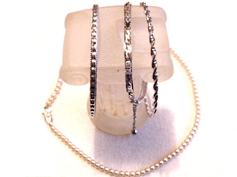 03154  feine Perlenkette + 3 hübsche Armbänder